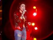 Làng sao - Hàng nghìn fan hò hét khi Mỹ Tâm kéo áo để lộ vai trần