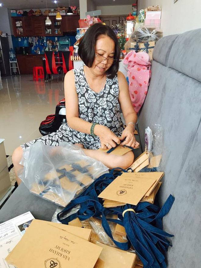 Những bà mẹ cặn kẽ trong từng bước đi của sao Việt (P.1) - 10