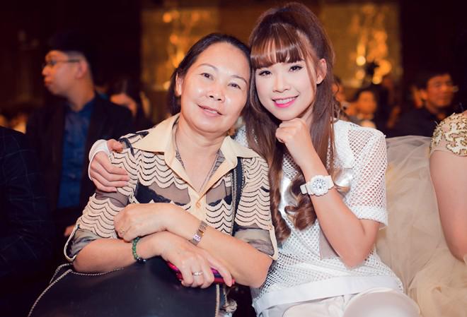 Những bà mẹ cặn kẽ trong từng bước đi của sao Việt (P.1) - 6