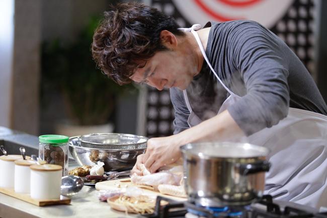 MasterChef VN: Chê đề bài phi lý, Lý Quý Khánh vẫn vượt rào an toàn - 9