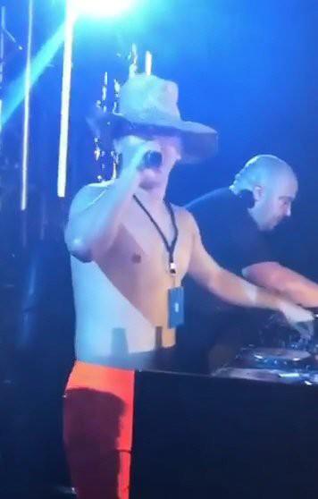 Ngôi sao 24/7: Sao nữ Ấn Độ livestream bị quấy rối 2 tiếng trên máy bay không ai giúp đỡ - 7