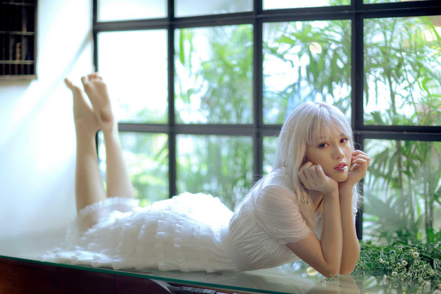 Thiều Bảo Trâm khoe hình ảnh nữ tính trong MV mới - 3