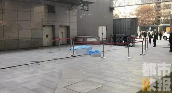 Đỡ người nhảy lầu từ tầng 11, nhân viên bảo vệ chết thảm vì nạn nhân rơi trúng người - 2