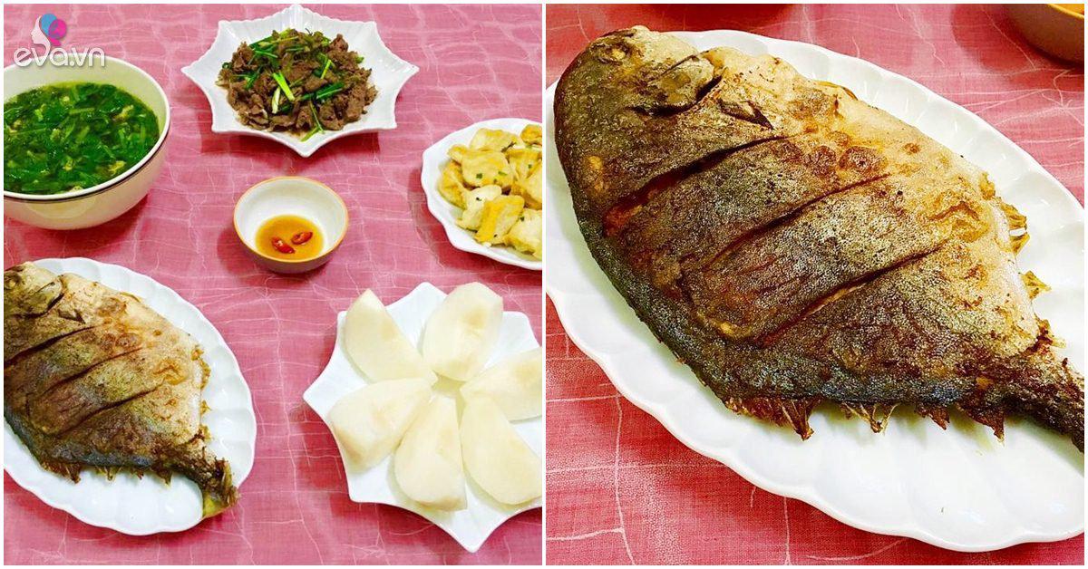 Mâm cơm gia đình đơn giản với cá chim rán, đậu phụ tẩm hành nóng hổi