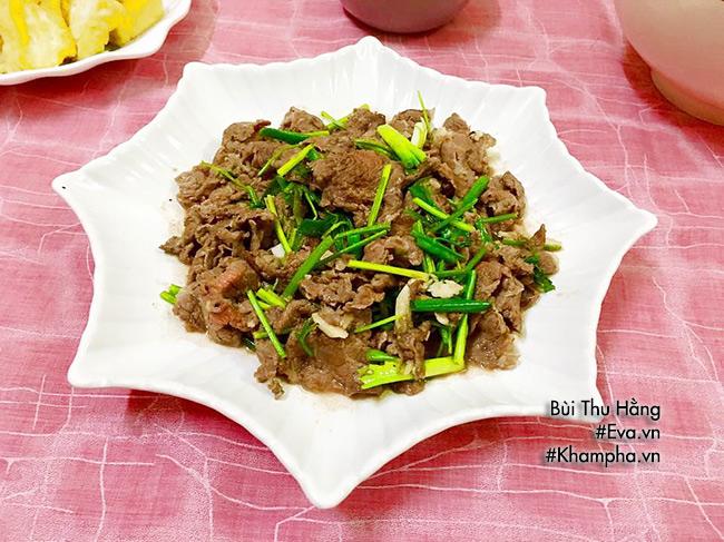 Mâm cơm gia đình đơn giản với cá chim rán, đậu phụ tẩm hành nóng hổi