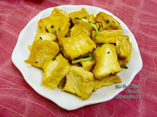Mâm cơm gia đình đơn giản với cá chim rán, đậu phụ tẩm hành nóng hổi