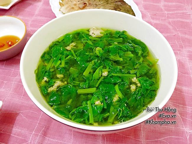 Mâm cơm gia đình đơn giản với cá chim rán, đậu phụ tẩm hành nóng hổi