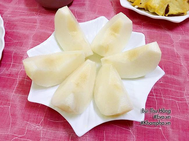 Mâm cơm gia đình đơn giản với cá chim rán, đậu phụ tẩm hành nóng hổi