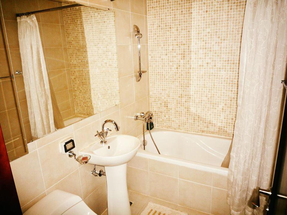 bat ngo voi noi that qua doi gian di trong can ho dat gia cua tai tu johnny tri nguyen - 8