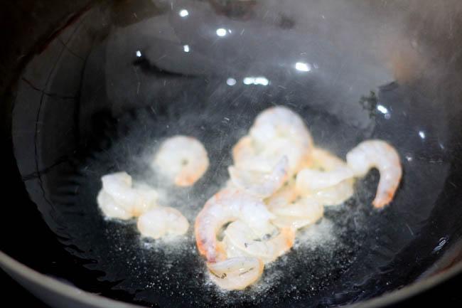 Cơm rang xì dầu thơm ngon, nóng hổi cho bữa sáng - 2