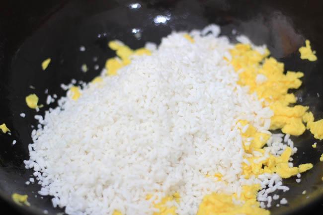 Cơm rang xì dầu thơm ngon, nóng hổi cho bữa sáng - 4