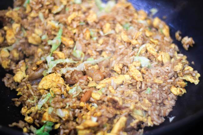 Cơm rang xì dầu thơm ngon, nóng hổi cho bữa sáng - 6