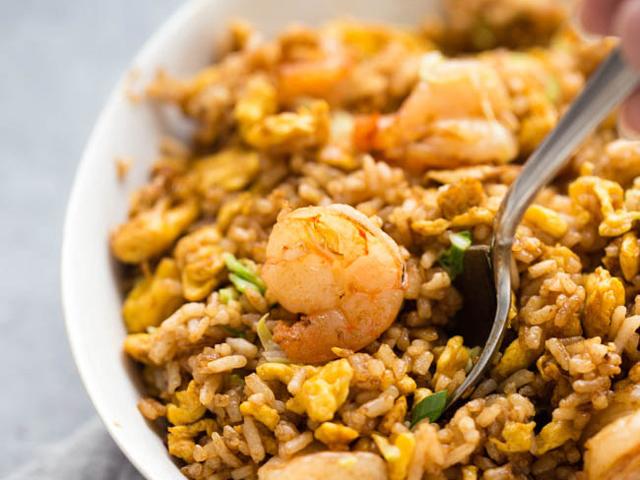 Cơm rang xì dầu thơm ngon, nóng hổi cho bữa sáng - 8