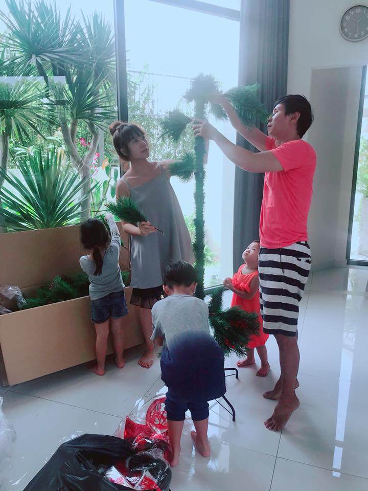 da mat ngam cay thong noel ruc ro nha ly hai minh ha do bon nhoc ti cung trang tri - 3