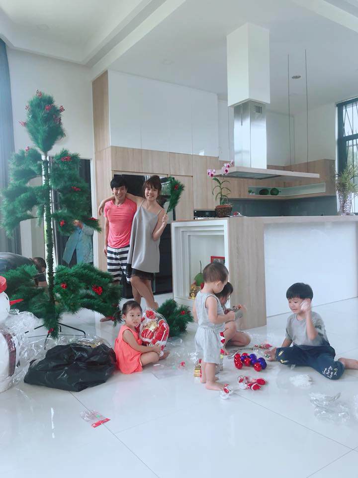 da mat ngam cay thong noel ruc ro nha ly hai minh ha do bon nhoc ti cung trang tri - 1