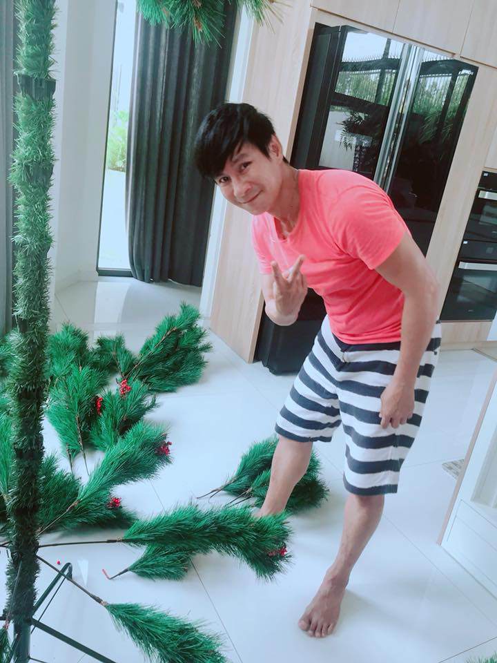 da mat ngam cay thong noel ruc ro nha ly hai minh ha do bon nhoc ti cung trang tri - 2