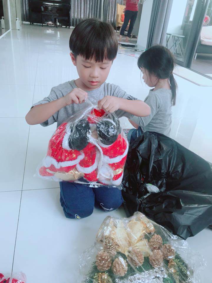 da mat ngam cay thong noel ruc ro nha ly hai minh ha do bon nhoc ti cung trang tri - 11