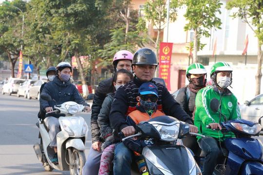 Ảnh: Người Hà Nội co ro trong ngày rét buốt nhất từ đầu mùa đông - 1