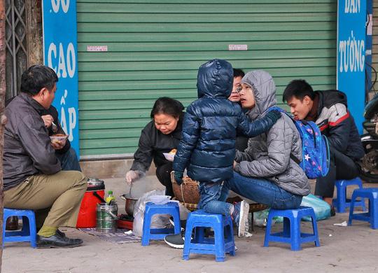 Ảnh: Người Hà Nội co ro trong ngày rét buốt nhất từ đầu mùa đông - 10