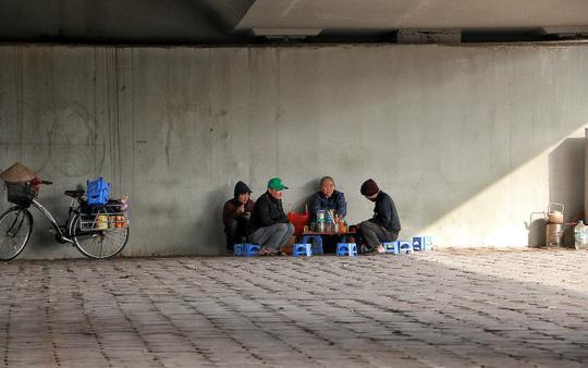 Ảnh: Người Hà Nội co ro trong ngày rét buốt nhất từ đầu mùa đông - 12