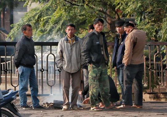 Ảnh: Người Hà Nội co ro trong ngày rét buốt nhất từ đầu mùa đông - 13