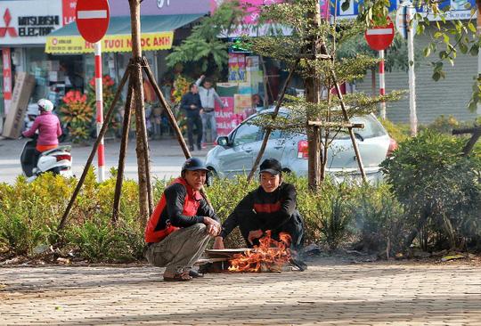 Ảnh: Người Hà Nội co ro trong ngày rét buốt nhất từ đầu mùa đông - 14