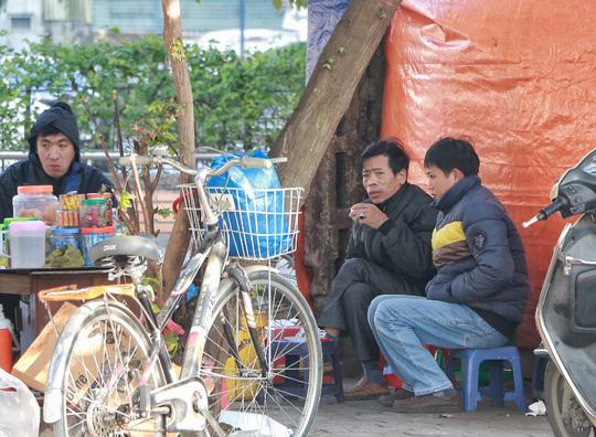 Ảnh: Người Hà Nội co ro trong ngày rét buốt nhất từ đầu mùa đông - 16