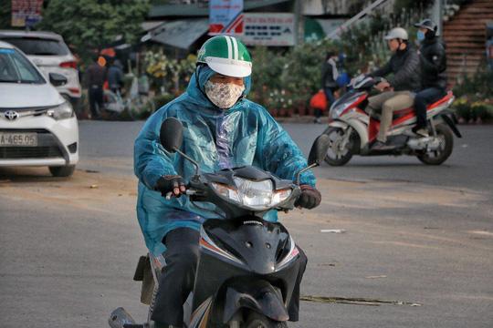 Ảnh: Người Hà Nội co ro trong ngày rét buốt nhất từ đầu mùa đông - 2