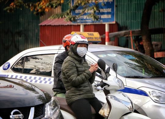 Ảnh: Người Hà Nội co ro trong ngày rét buốt nhất từ đầu mùa đông - 3