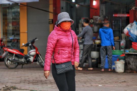 Ảnh: Người Hà Nội co ro trong ngày rét buốt nhất từ đầu mùa đông - 4