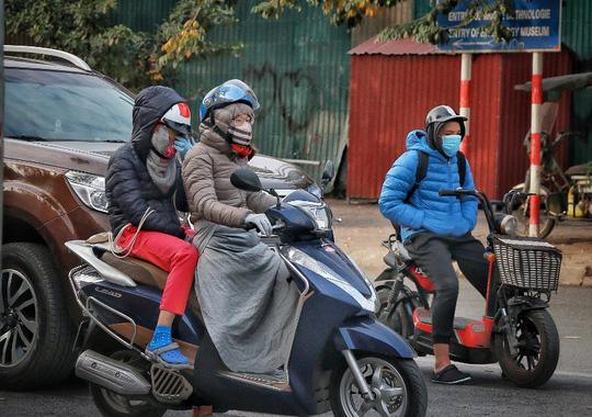 Ảnh: Người Hà Nội co ro trong ngày rét buốt nhất từ đầu mùa đông - 7