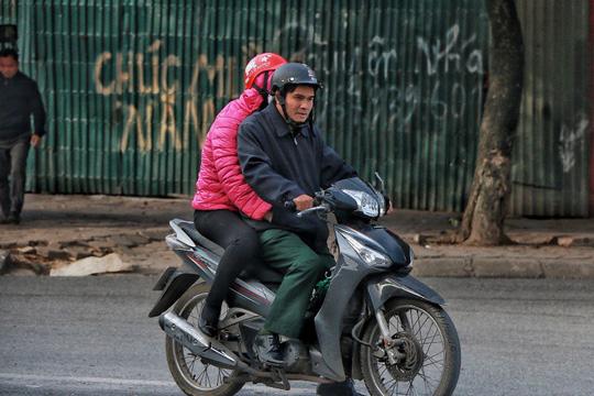 Ảnh: Người Hà Nội co ro trong ngày rét buốt nhất từ đầu mùa đông - 8