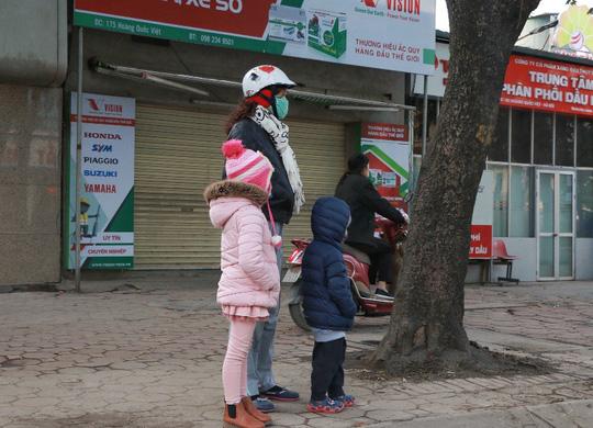 Ảnh: Người Hà Nội co ro trong ngày rét buốt nhất từ đầu mùa đông - 9