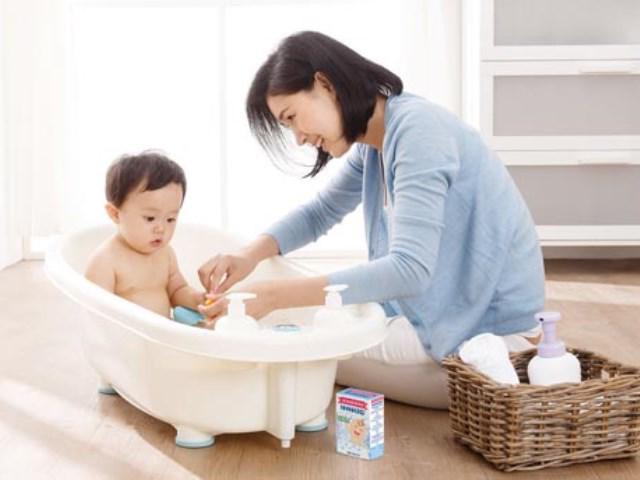 Mùa lạnh, trẻ bị ho, sổ mũi có nên tắm không?