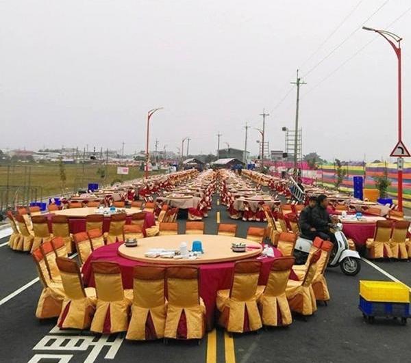 Đám cưới amp;#34;khủngamp;#34; dịp cuối năm: Chi gần 3 tỷ đồng, bày 600 mâm cỗ giữa đường quốc lộ - 2