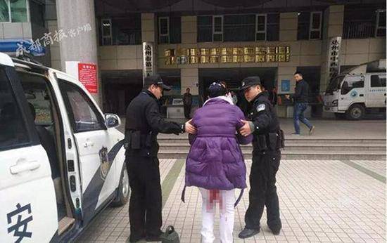 Cô gái 21 tuổi sinh con xong ném vào thùng rác, rồi thản nhiên tiếp tục làm việc - 1