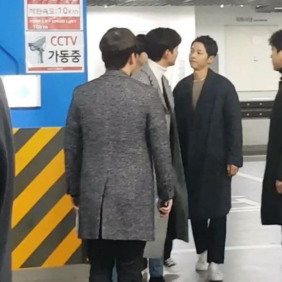 Bắt gặp Song Joong Ki amp;#34;trốnamp;#34; Song Hye Kyo đi xem phim với người tình màn ảnh Park Bo Young - 1