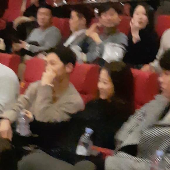 Bắt gặp Song Joong Ki amp;#34;trốnamp;#34; Song Hye Kyo đi xem phim với người tình màn ảnh Park Bo Young - 4