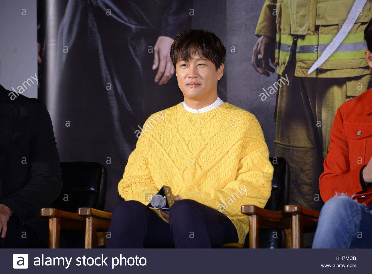 Bắt gặp Song Joong Ki amp;#34;trốnamp;#34; Song Hye Kyo đi xem phim với người tình màn ảnh Park Bo Young - 5