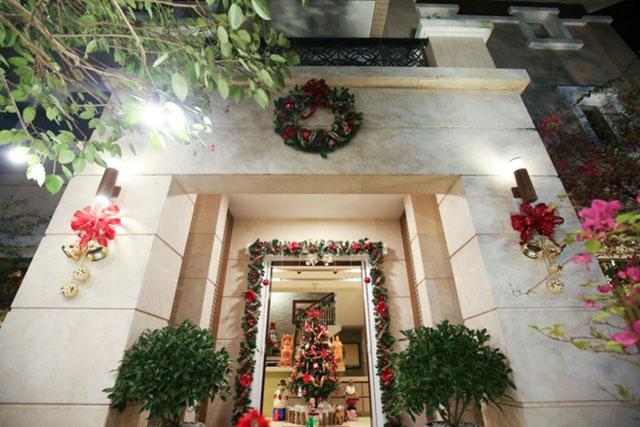 cac gia dinh viet no nuc trang tri nha ruc ro don giang sinh 2017 - 14