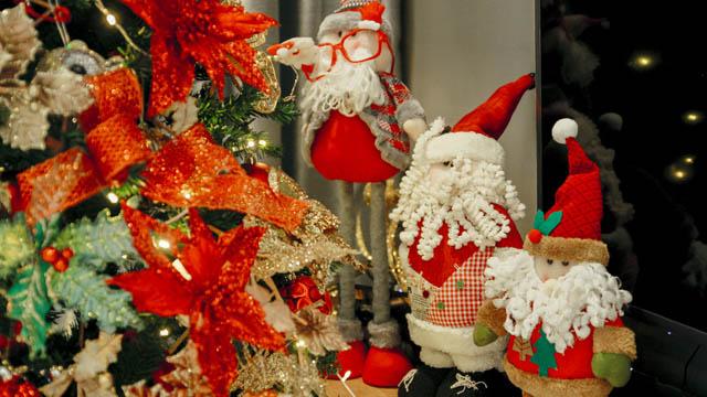 cac gia dinh viet no nuc trang tri nha ruc ro don giang sinh 2017 - 11