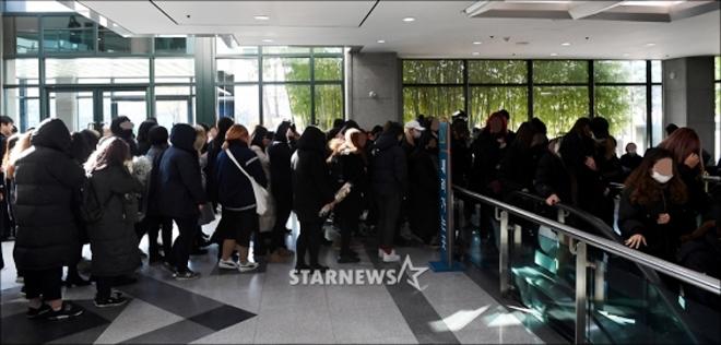 Di ảnh Jonghyun SHINee cười trong nhà tang lễ khiến tất cả mọi người bật khóc - 11