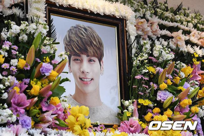 Di ảnh Jonghyun SHINee cười trong nhà tang lễ khiến tất cả mọi người bật khóc - 2