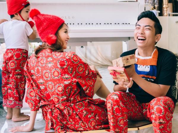 Vợ chồng Khánh Thi - Phan Hiển và con trai Kubi sặc sỡ đón Giáng sinh - 1
