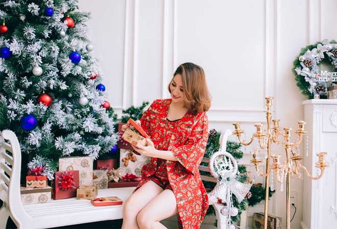 Vợ chồng Khánh Thi - Phan Hiển và con trai Kubi sặc sỡ đón Giáng sinh - 10