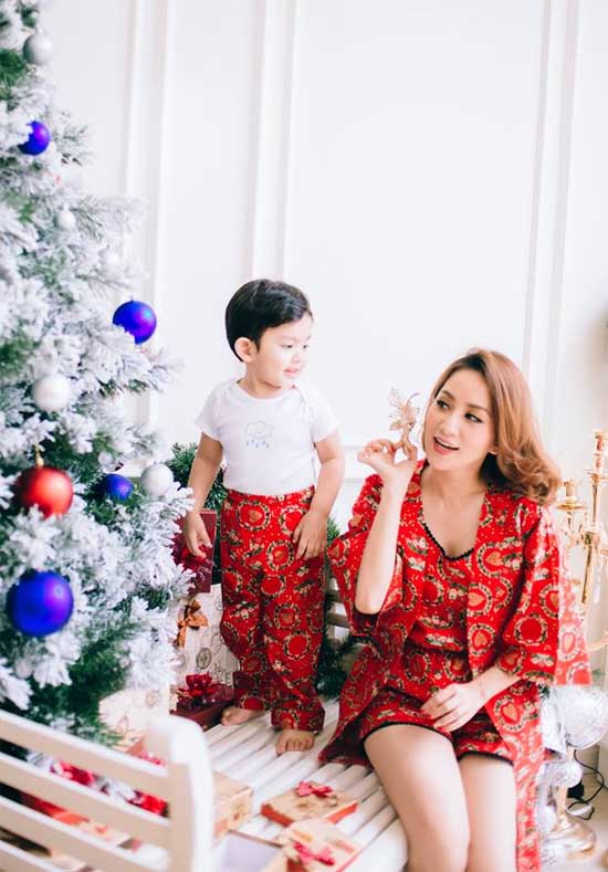 Vợ chồng Khánh Thi - Phan Hiển và con trai Kubi sặc sỡ đón Giáng sinh - 8