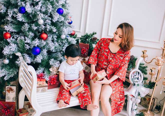Vợ chồng Khánh Thi - Phan Hiển và con trai Kubi sặc sỡ đón Giáng sinh - 11