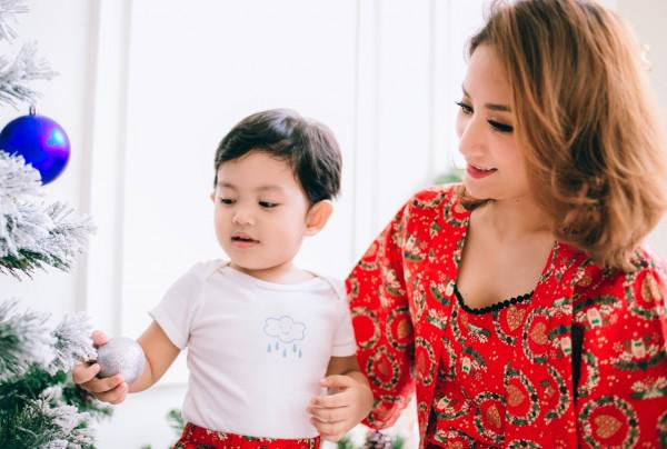 Vợ chồng Khánh Thi - Phan Hiển và con trai Kubi sặc sỡ đón Giáng sinh - 6