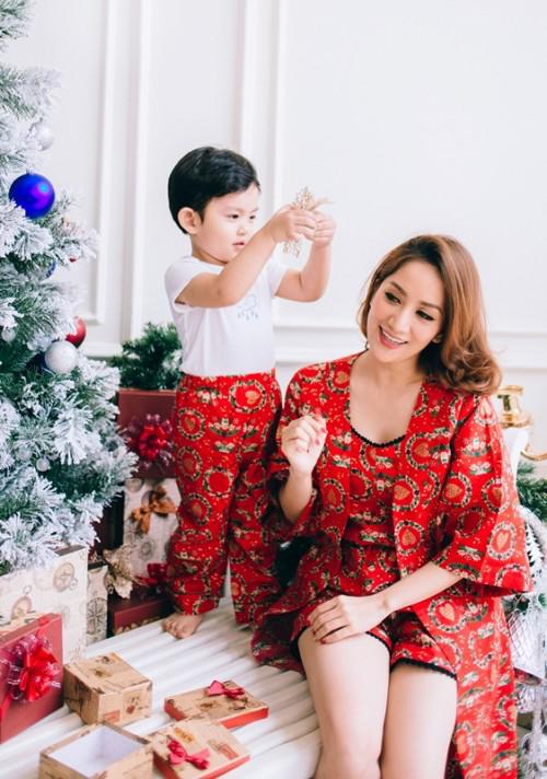 Vợ chồng Khánh Thi - Phan Hiển và con trai Kubi sặc sỡ đón Giáng sinh - 7