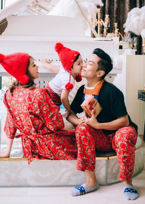 Vợ chồng Khánh Thi - Phan Hiển và con trai Kubi sặc sỡ đón Giáng sinh - 2